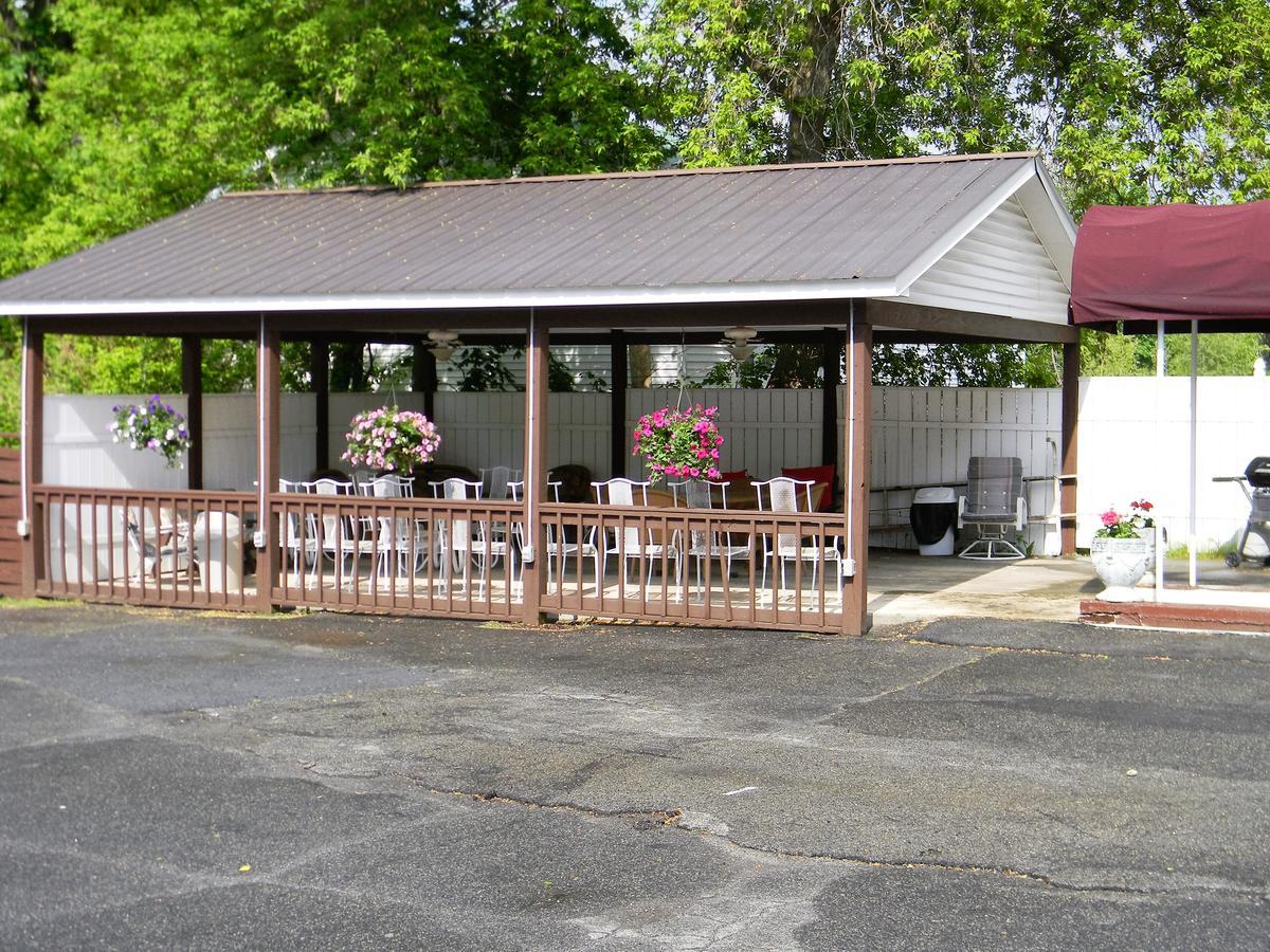 The Stone House Motel & Motor Lodge Ticonderoga Exterior photo